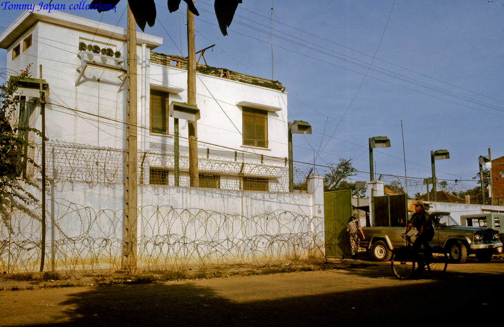 Đường Nguyễn Huệ và Đại sứ quán Mỹ Tho tháng 12 năm 1968 | Photo by Lance Cromwell