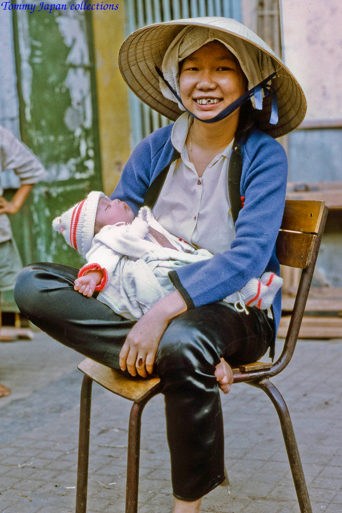 Hai mẹ con ở chợ Mỹ Tho năm 1969 | Photo by Lance Cromwell