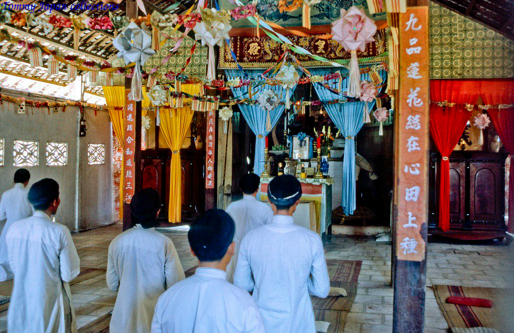 Lễ của đạo Cao Đài Thánh Tịnh Minh Đức Mỹ Tho tháng 1 năm m1969 | Photo by Lance Cromwell