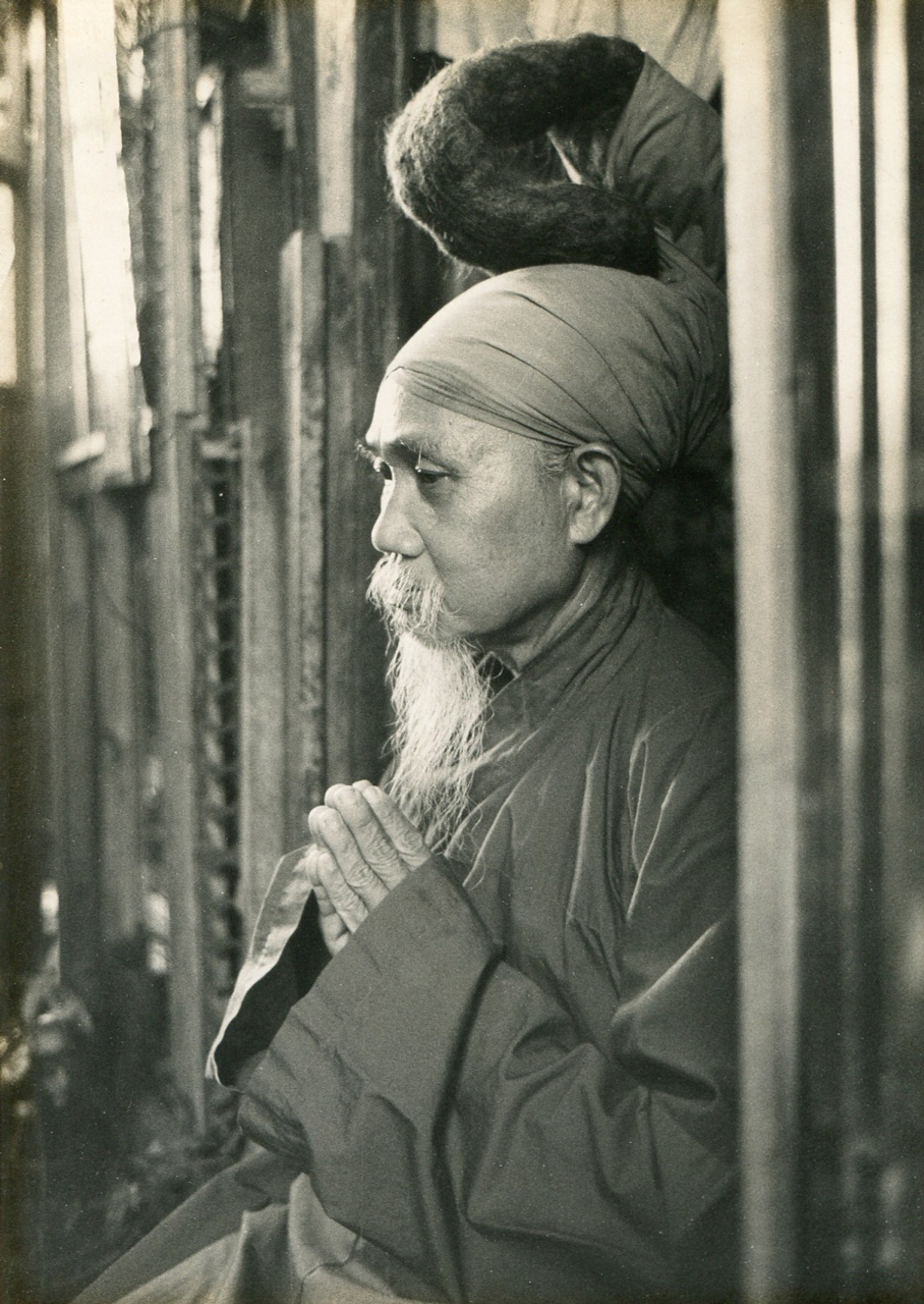 Một tín đồ Phật giáo Hòa Hảo với tóc để dài búi trên đầu khoảng năm 1970