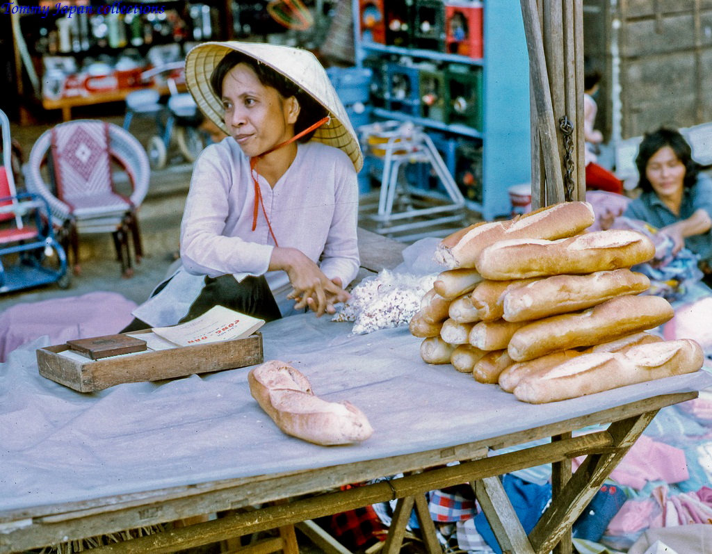 Người bán bánh mì ở chợ Mỹ Tho năm 1969 | Photo by Lance Cromwell