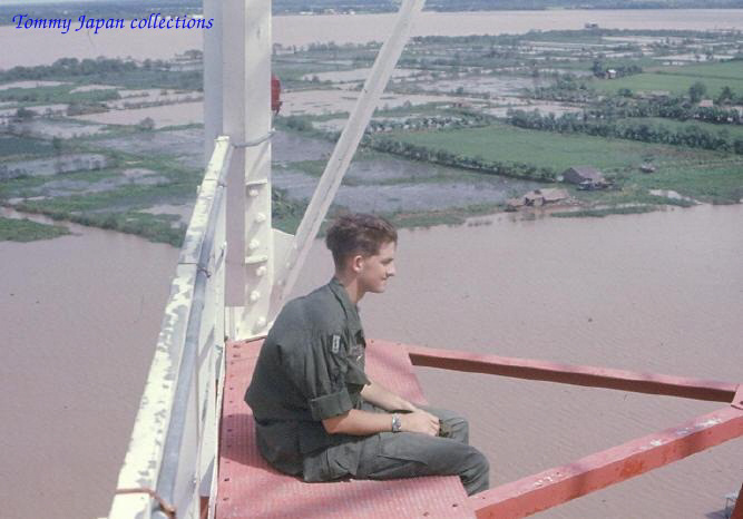 Người lính Mỹ ngồi trên một đài ăng ten cao gần sông Hậu năm 1967 - 1968