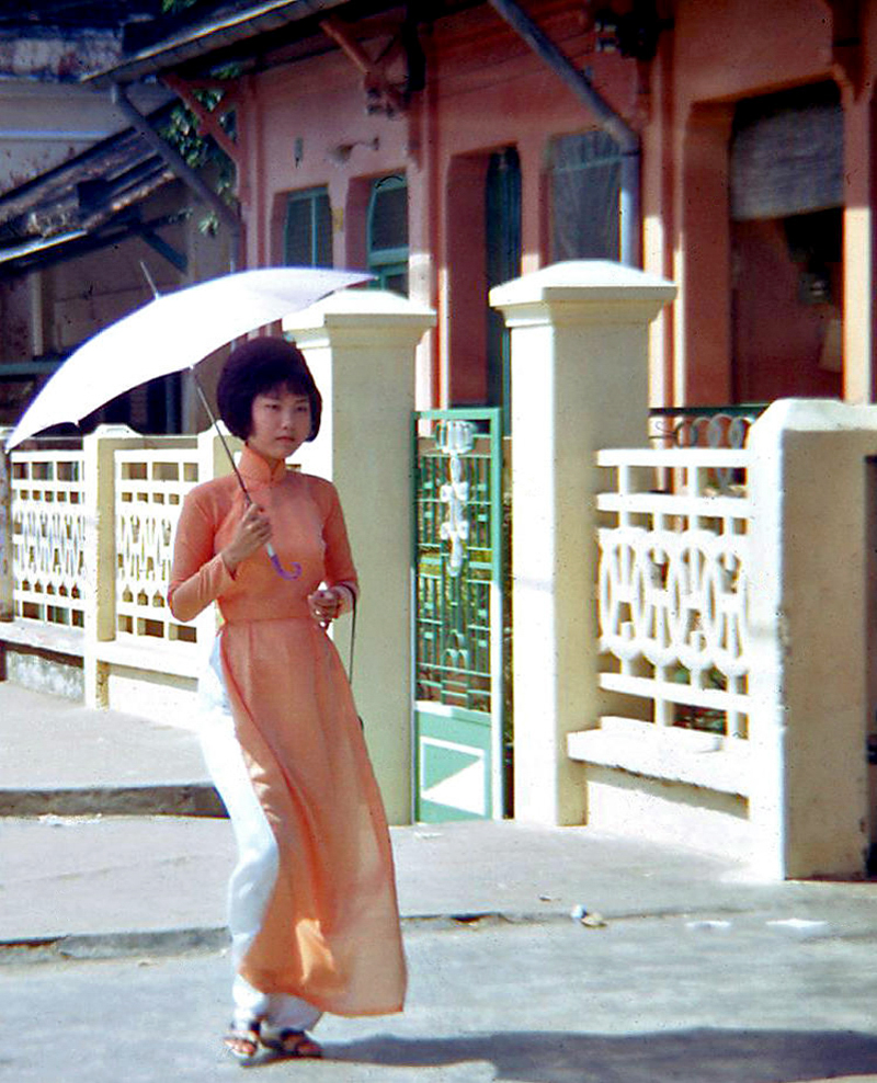 Người phụ nữ mặc áo dài truyền thống Việt Nam năm 1967 - 1968 ở Cần Thơ | Photo by Waynecam