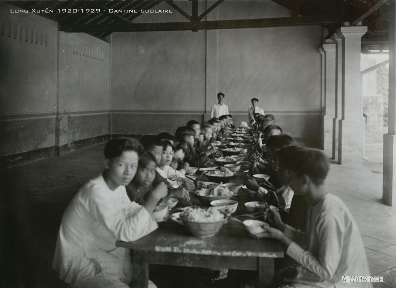 Nhà ăn trong trường học ở Long Xuyên thập niên 1920s