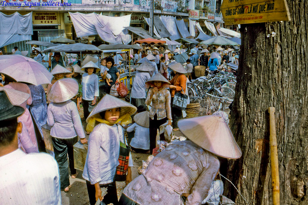 Những cô gái ở chợ Mỹ Tho năm 1969 | Photo by Lance Cromwell