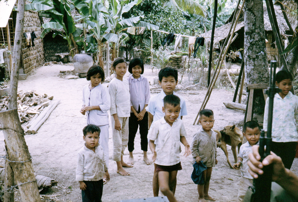 Những đứa trẻ cùng xóm ở Cần Thơ năm 1969