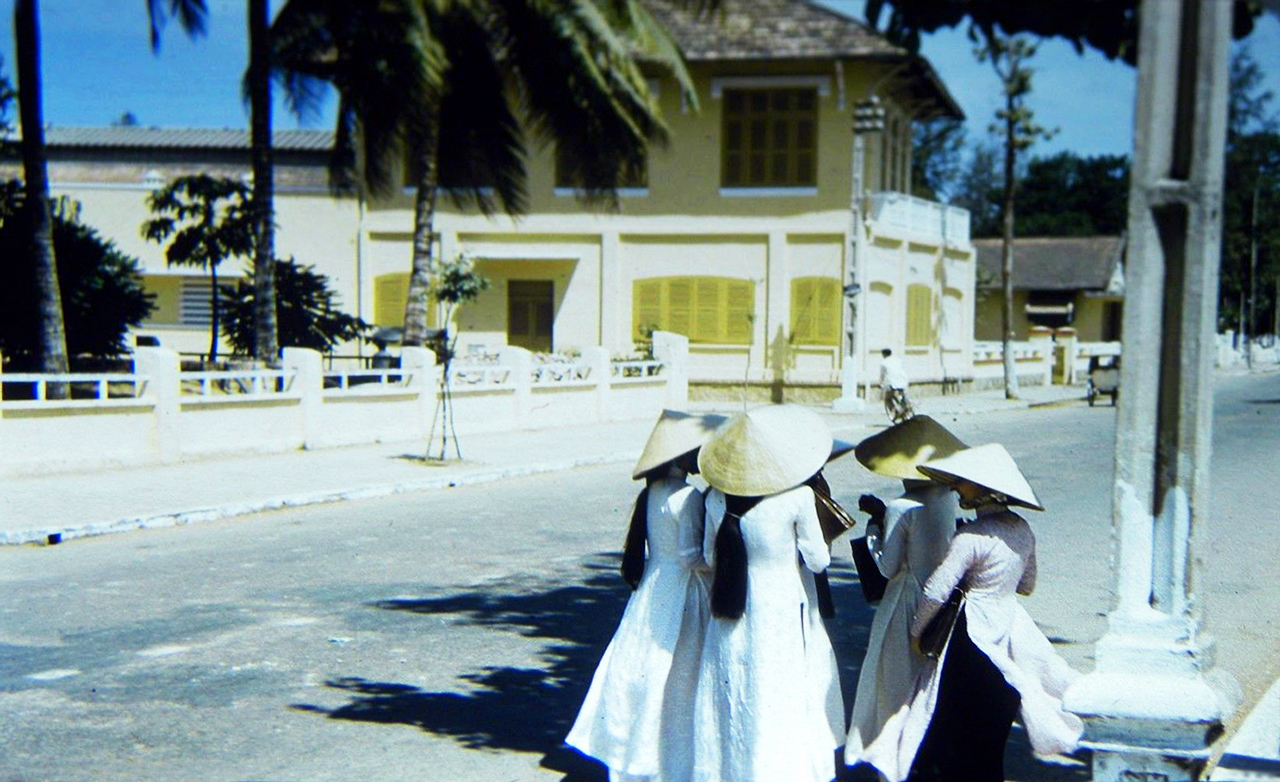 Những nữ sinh THPT tụ tập trên một góc phố Cần Thơ năm 19958