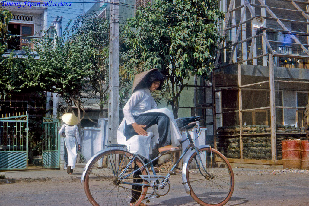 Nữ sinh áo dài trên đường ở trước khách sạn số 1 thành phố Mỹ Tho tỉnh Định Tường năm 1968