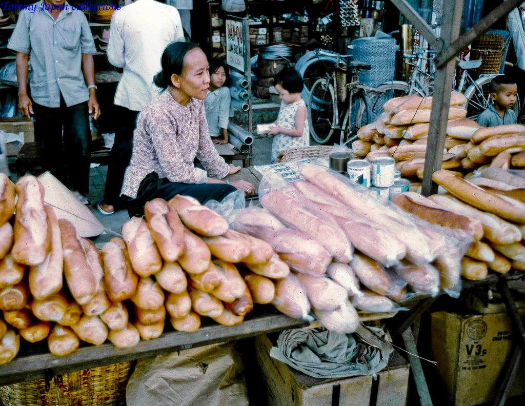 Sạp bánh mì tươi chợ Mỹ Tho năm 1969 | Photo by Lance Cromwell