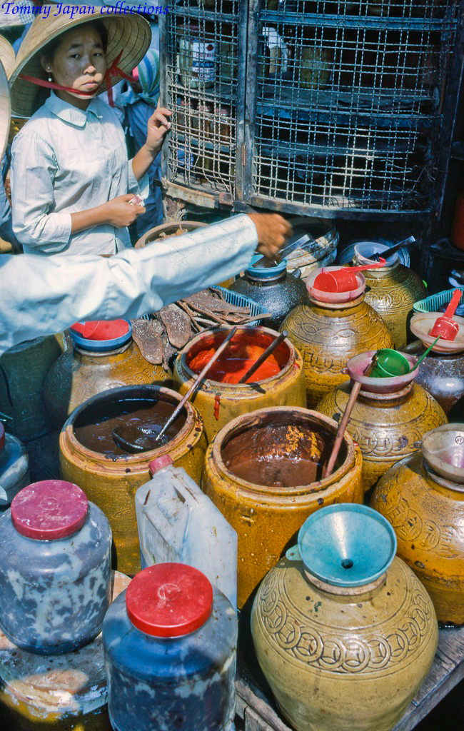 Bán các loại tương nước chấm ở chợ Mỹ Tho năm 1969