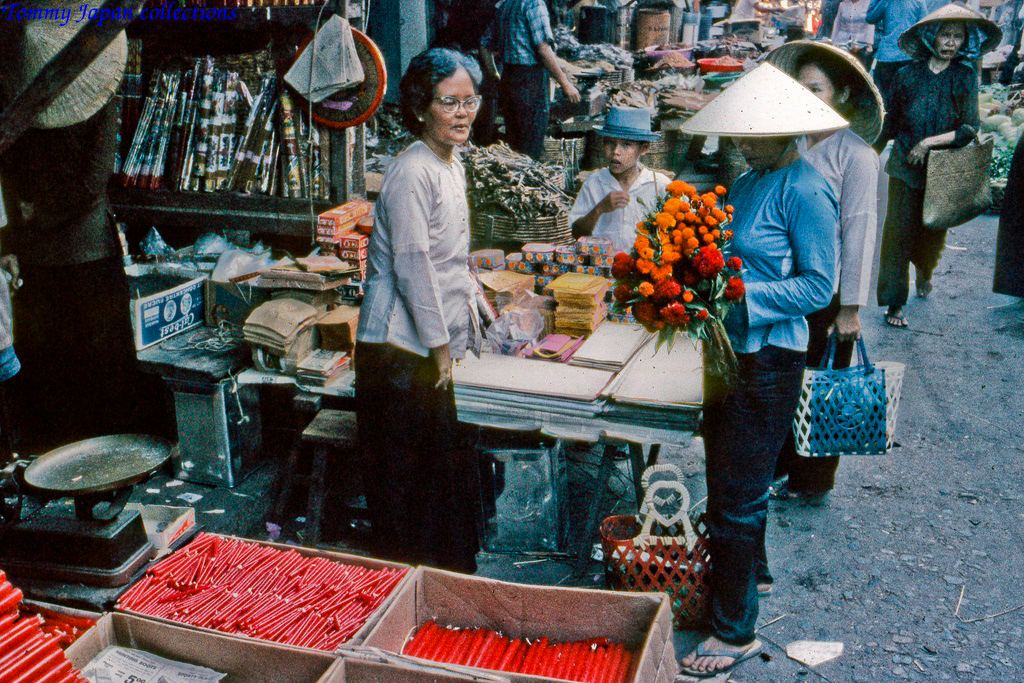Mua sắm ngày Tết ở chợ Mỹ Tho năm 1969 | Photo by Lance Cromwell