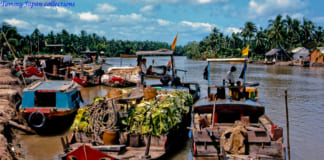 Tục cúng ghe tàu của người miền Tây Tàu thuyền neo đậu ở Bến Phà Chợ Gạo năm 1969 | Photo by Lance Cromwell