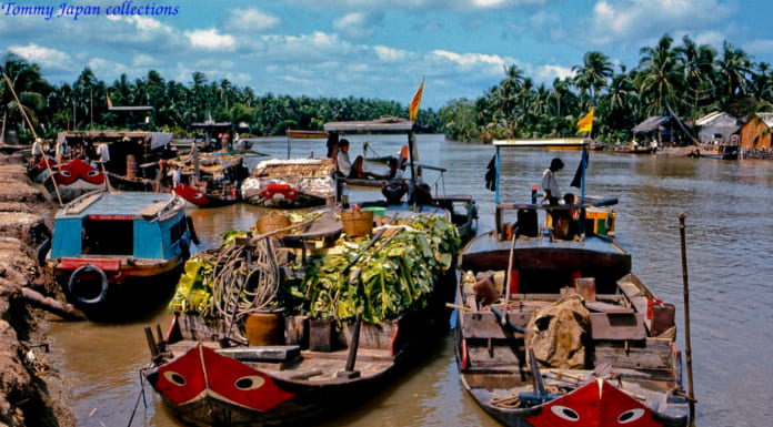 Tục cúng ghe tàu của người miền Tây Tàu thuyền neo đậu ở Bến Phà Chợ Gạo năm 1969 | Photo by Lance Cromwell