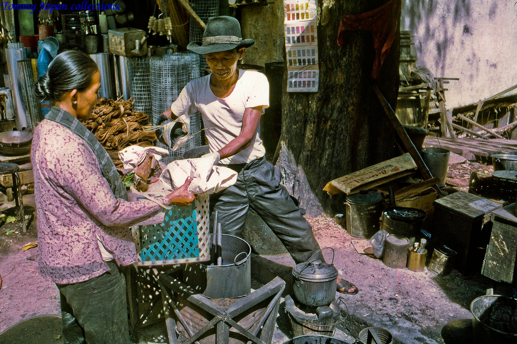 Thợ nhuộm đồ chợ Mỹ Tho năm 1969 | Photo by Lance Cromwell