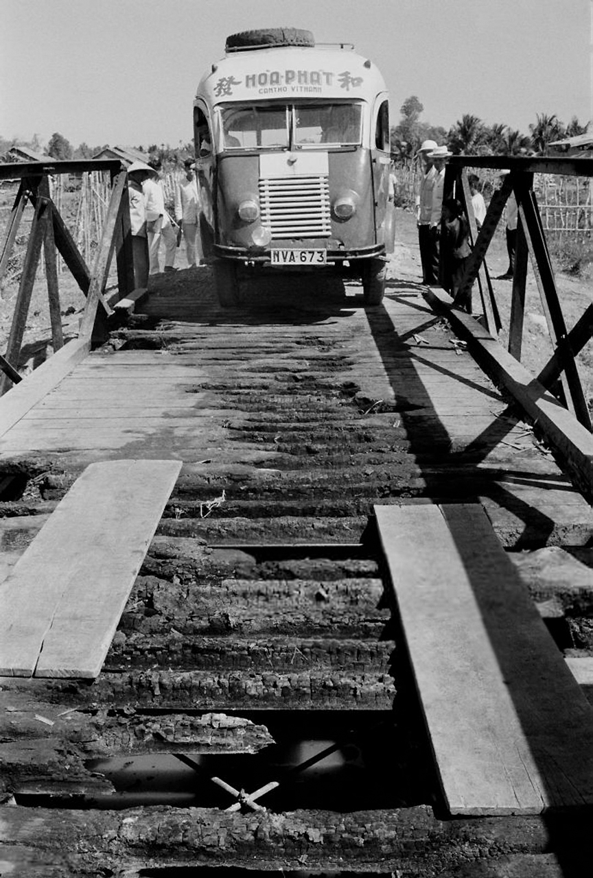 Xe đò Cần Thơ - Vị Thanh qua 1 cây cầu gỗ hư hại năm 1962