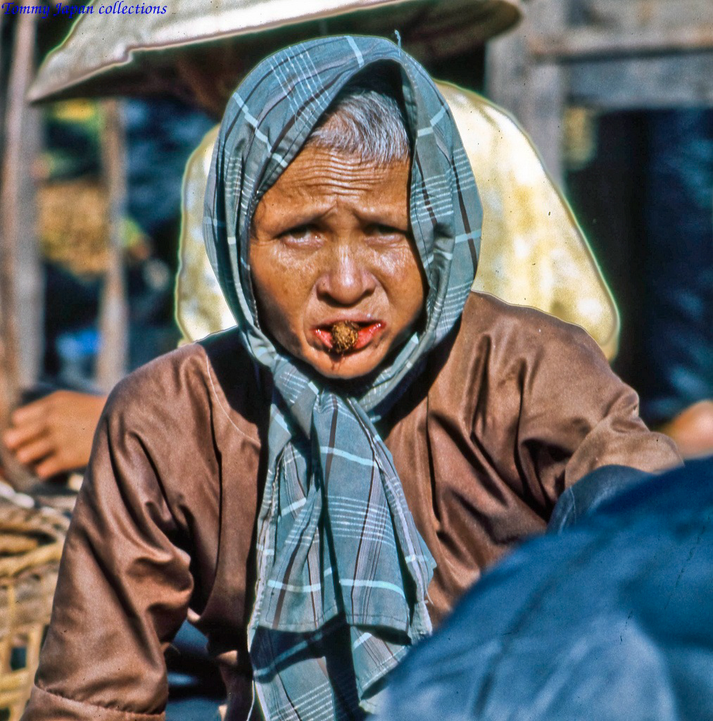 Người phụ nữ ăn trầu ở chợ Mỹ Tho năm 1969 | Photo by Lance Cromwell