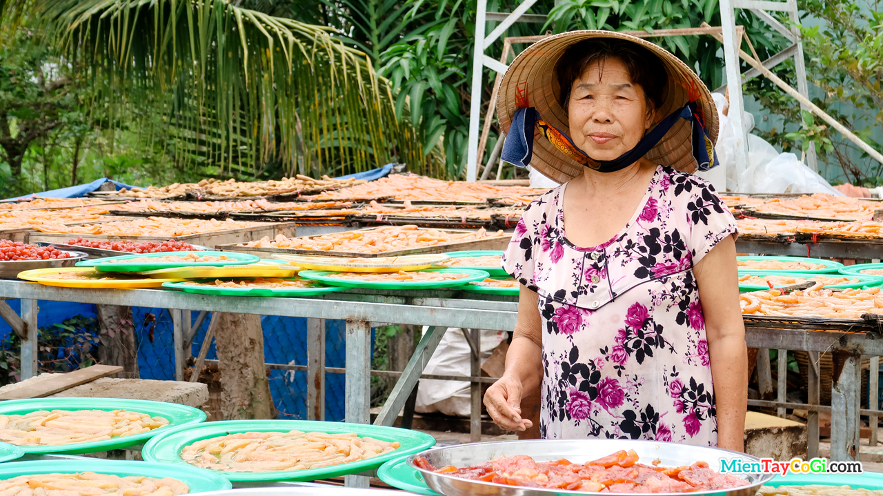 Bà Sáu là chủ nhân của lò bánh mứt miền Tây truyền thống Thanh Tùng