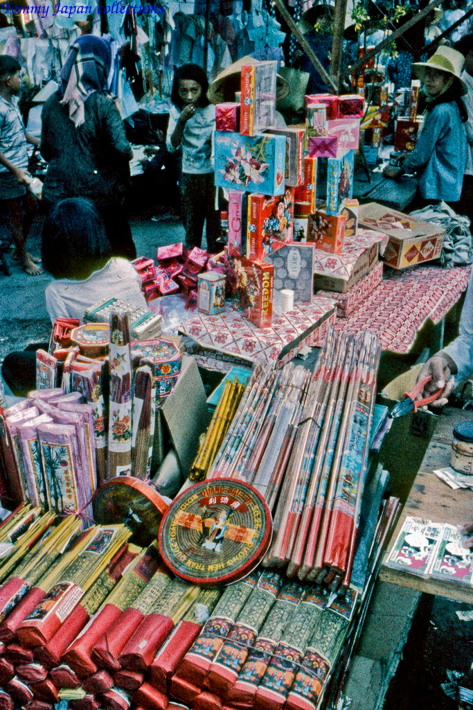 Bán nhang ngày Tết ở chợ Mỹ Tho năm 1969 | Photo by Lance Crormwell