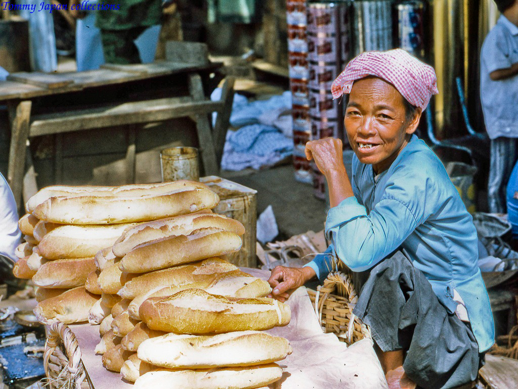 Bánh mì không chính là mặt hàng được bán khá nhiều ở chợ Mỹ Tho năm 1969 | Photo by yLance Cromwell