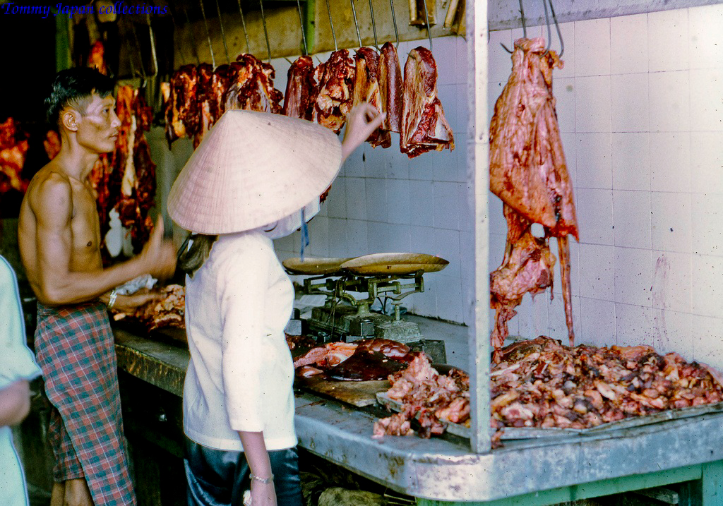 Cửa hàng thịt ở chợ Mỹ Tho năm 1969 | Photo by Lance Cromwell