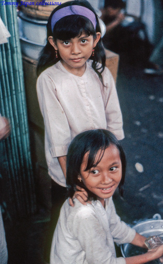 Hai bé gái chợ Mỹ Tho năm 1969 | Photo by Lance Cromwell