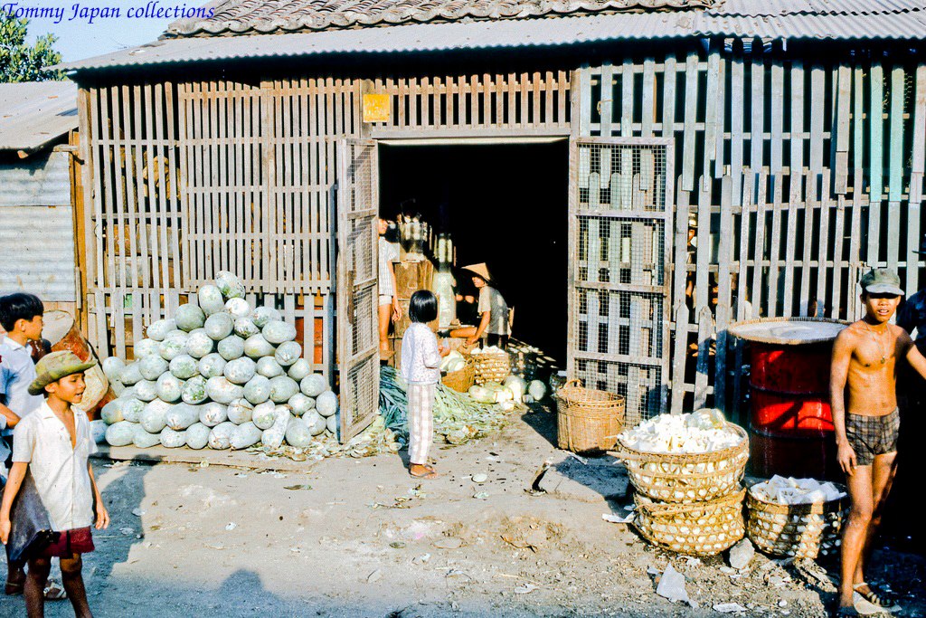 Kho bán rau củ quả ở chợ Mỹ Tho năm 1969 | Photo by Lance Cromwell