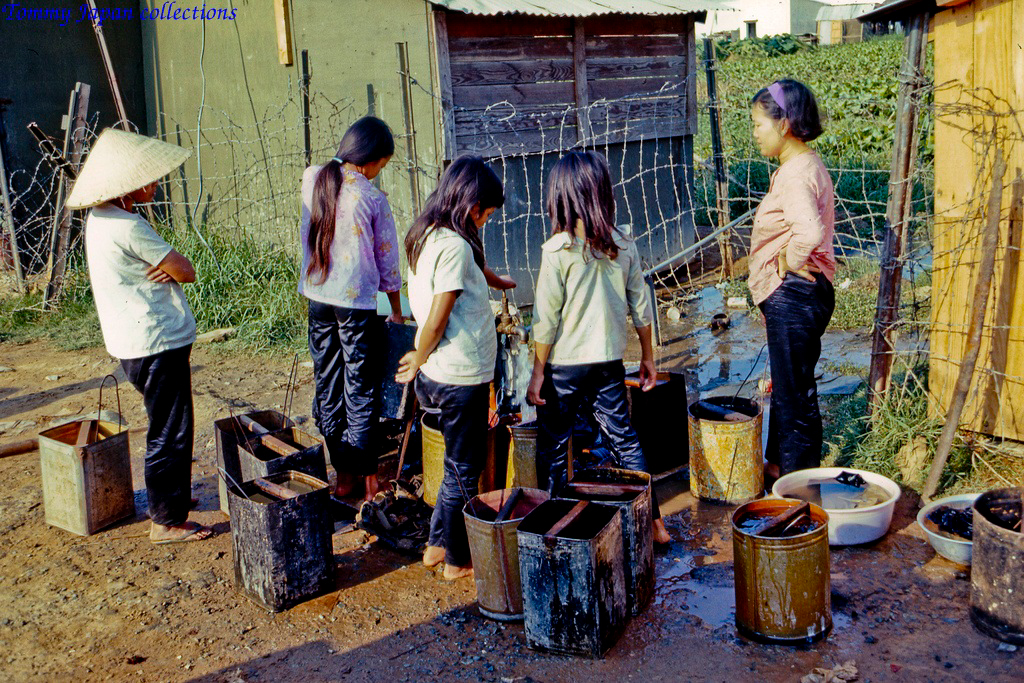 Lấy nước sạch ở thị trấn Tân Hiệp Mỹ Tho năm 1969 | Photo by Lance Cromwell