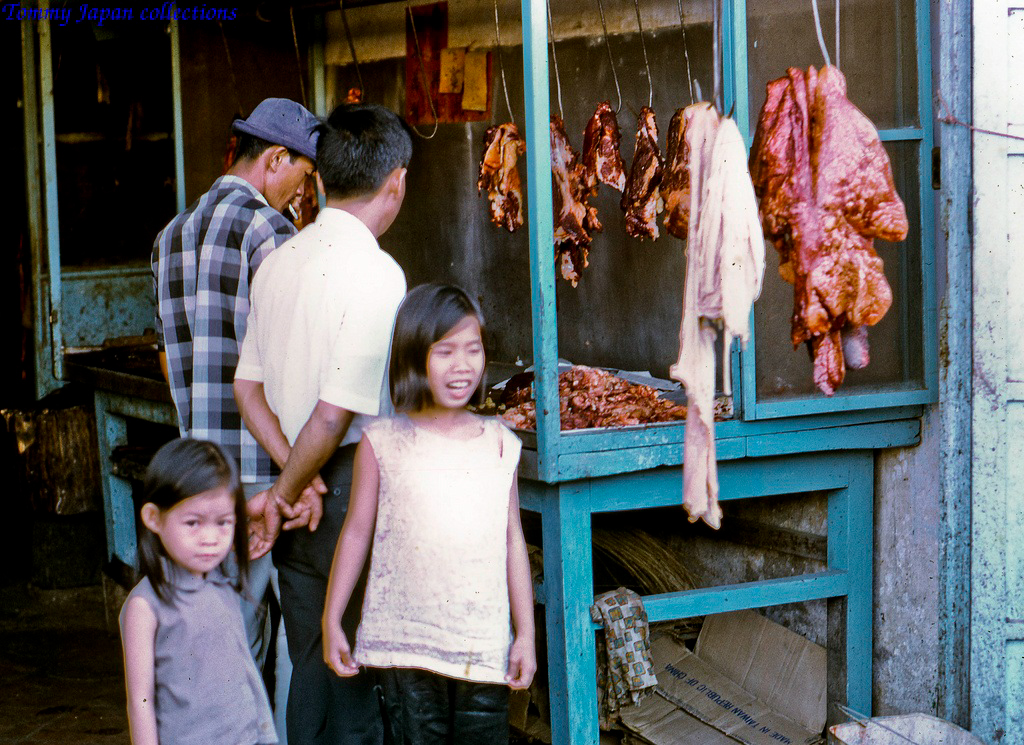 Một sạp thịt ở chợ Mỹ Tho năm 1969 | Photo by Lance Cromwell