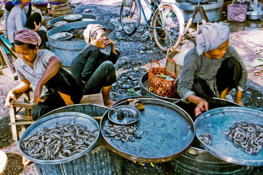 Sạp cá ở chợ Mỹ Tho năm 1969 | Photo by Lance Cromwell