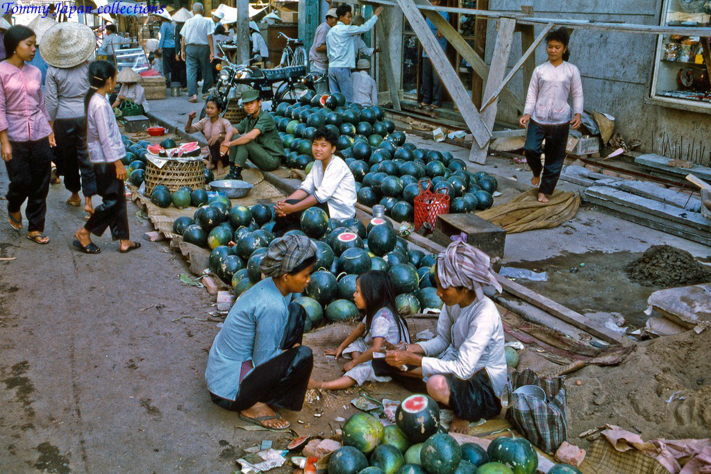 Sạp dưa hấu chợ Mỹ Tho năm 1969 | Phtoo by Lance Cromwell