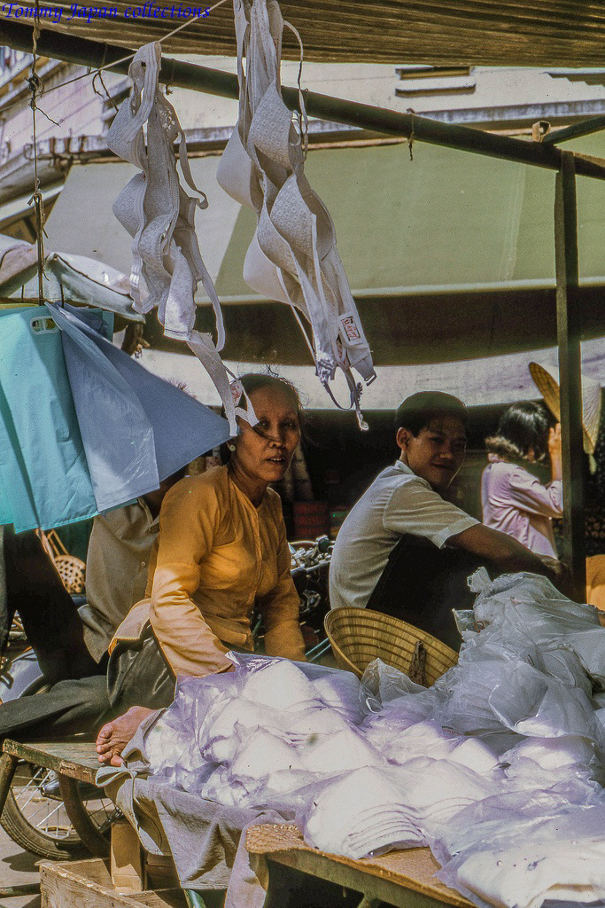 Sạp hàng xu chiên chợ Mỹ Tho năm 1969 | Photo by Lance Cromwell