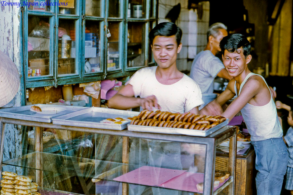Một tiệm bánh nhỏ ở chợ Mỹ Tho năm 1969 | Photo by Lance Cromwell