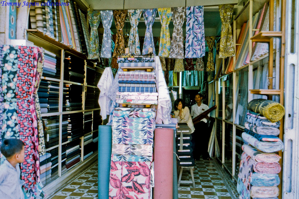 Tiệm vải ở Mỹ Tho năm 1969 | Photo by Lance Cromwell