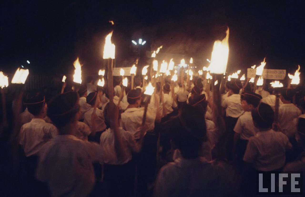 Bầu cử quốc hội lập hiến ngày 11 tháng 9 năm 1966 | Học sinh cầm đuốc diễu hành trên phố