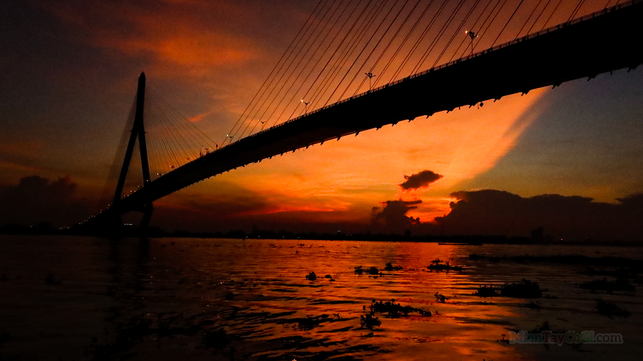 Cầu Cần Thơ - Cầu Cần Thơ là một công trình kỳ vĩ của con người mang tính biểu tượng cho thành phố Cần Thơ. Bức ảnh cầu Cần Thơ mang lại cho bạn một cái nhìn độc đáo về kiến trúc hiện đại, góp phần tôn vinh vẻ đẹp của thành phố sông nước.