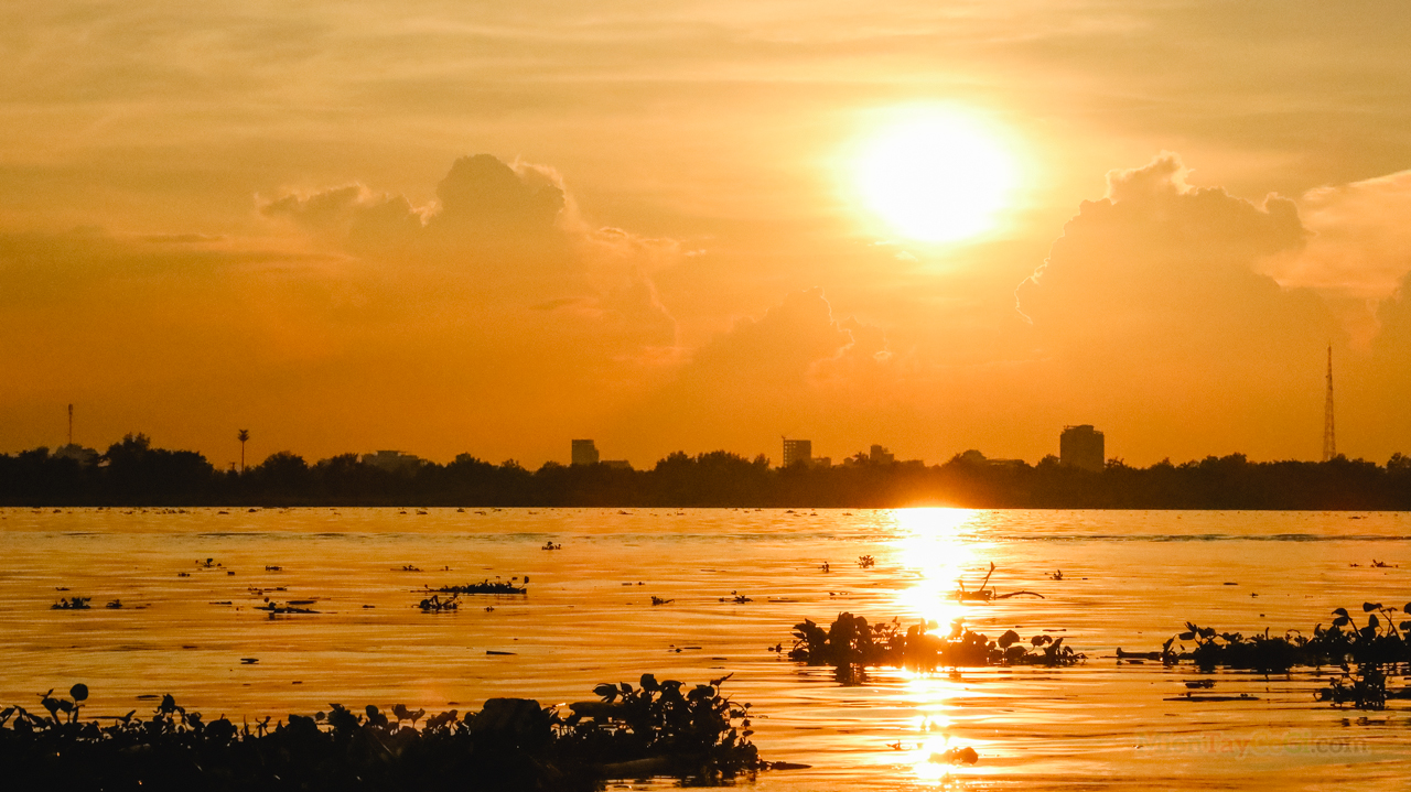 Sắc màu hoàng hôn tràn ngập trên cầu Cần Thơ vào buổi tối là một bức tranh tuyệt đẹp. Với những tia nắng cuối ngày, con sông Hậu rực rỡ tưởng chừng như đang chào đón những ai khao khát tình yêu và niềm vui. Hãy xem bức ảnh này để tận hưởng khoảnh khắc đầy cảm xúc.