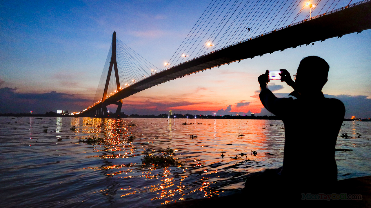 Cần Thơ âm thầm bao bọc vào ruộng bậc thang, một nơi du lịch đầy tuyệt vời. Điều hụt hẫn làm du khách không thể quên điểm đến này, vì nó đượm đà văn hóa miền delta sông nước.