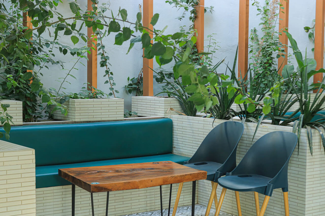 Không gian riêng tư với ghế sofa ngoài sân vườn Dream Coffee Cần Thơ