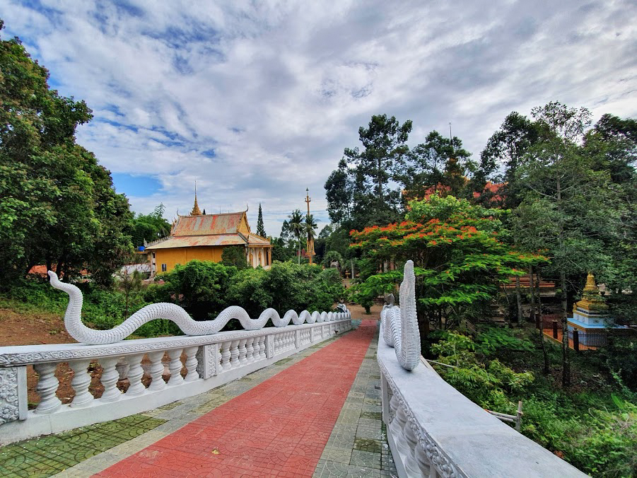 Không gian xanh mát ở chùa Ba Thê Thoại Sơn