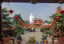 Chùa Linh Ẩn An Giang – Ngồi chùa với tượng Phật song diện cao 25m Sân trước của Chánh điện chùa Linh Ẩn