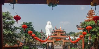 Chùa Linh Ẩn An Giang – Ngồi chùa với tượng Phật song diện cao 25m Sân trước của Chánh điện chùa Linh Ẩn