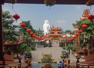 Chùa Linh Ẩn An Giang – Ngồi chùa với tượng Phật song diện cao 25m Sân trước của Chánh điện chùa Linh Ẩn