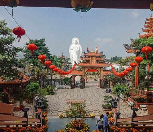 Chùa Linh Ẩn An Giang – Ngồi chùa với tượng Phật song diện cao 25m Sân trước của Chánh điện chùa Linh Ẩn