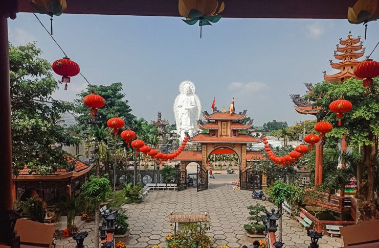 Sân trước của Chánh điện chùa Linh Ẩn