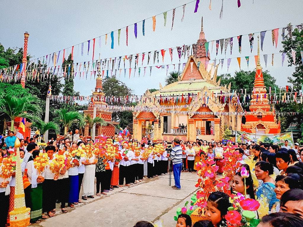 Người dân ở lễ hội Óc Om Bóc ở chùa Wach Pich