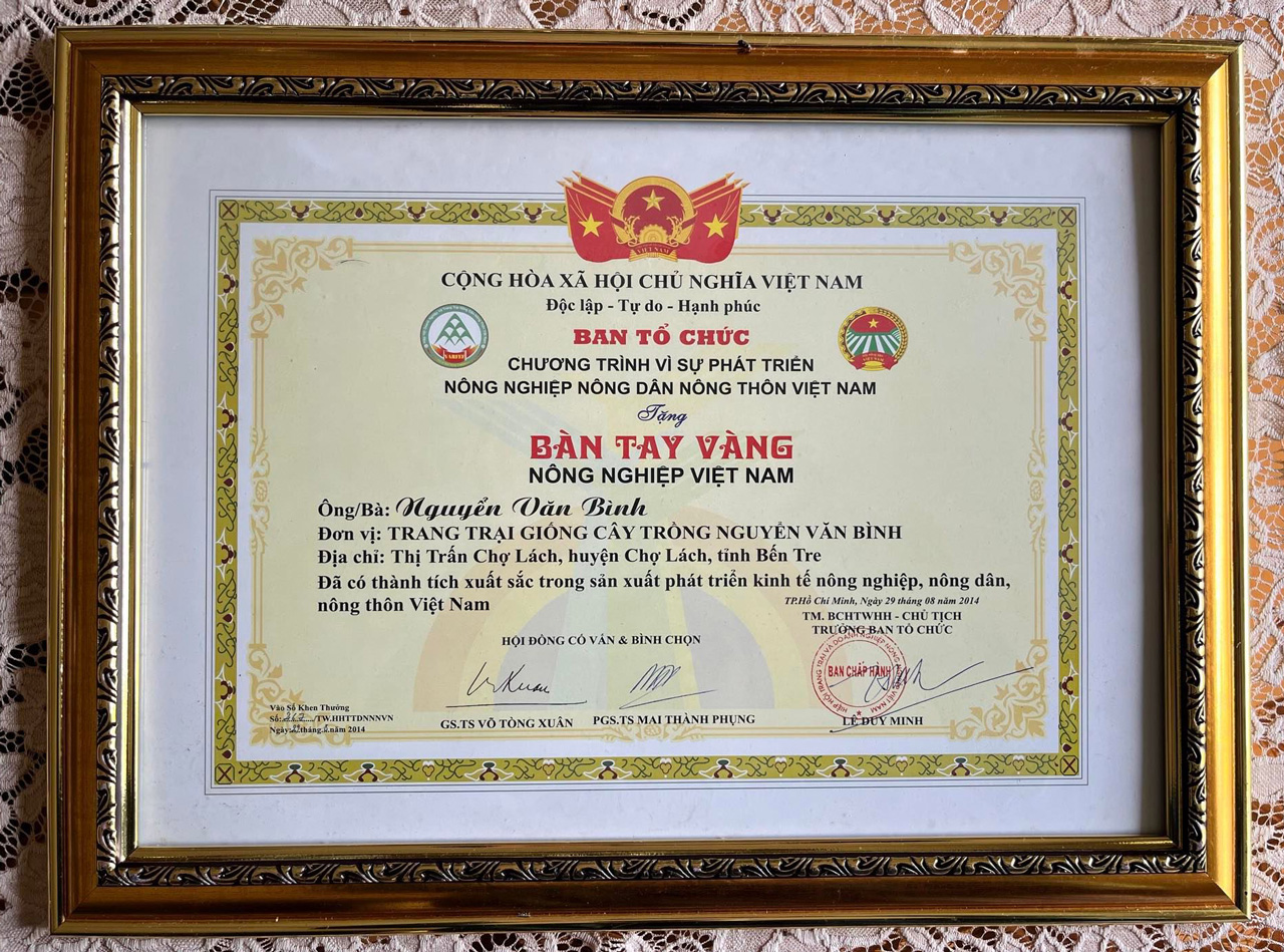 Chứng nhận Bàn Tay Vàng Nông Nghiệp Việt Nam của nông dân Nguyễn Văn Bình
